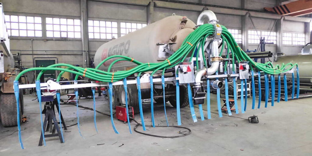 Montaje de aplicador Star con triturador y 9 metros de ancho sobre cisterna de purín Montaje de aplicador Star con triturador y 9 metros de ancho sobre cisterna de purín