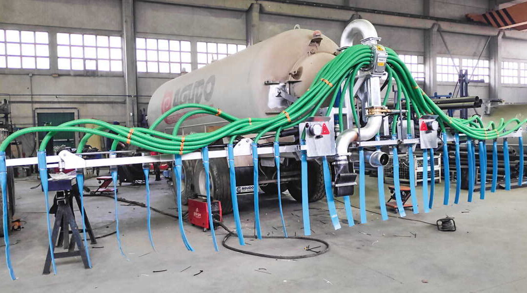 Montaje de aplicador Star con triturador y 9 metros de ancho sobre cisterna de purín