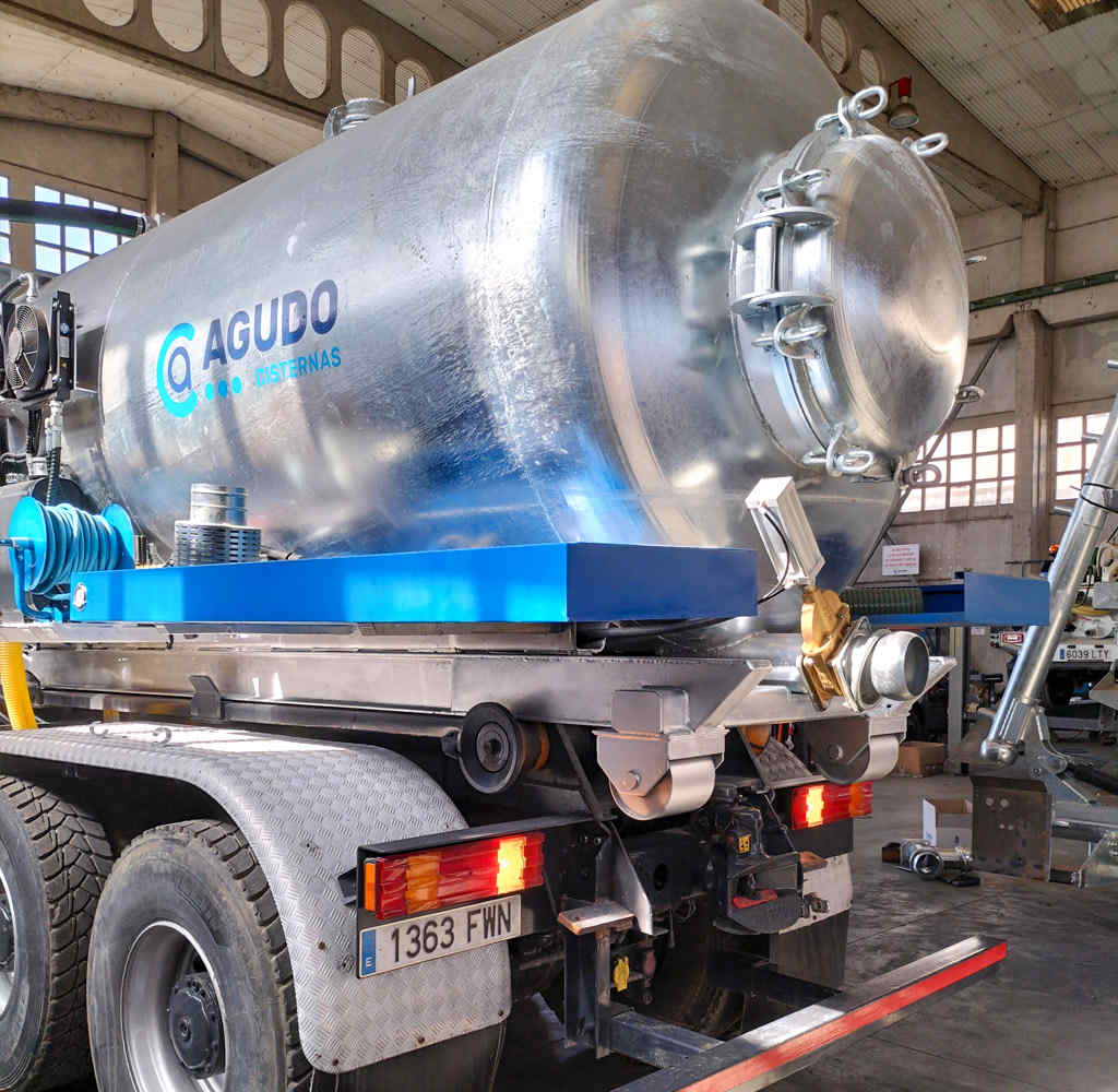 Cisterna compacta sobre bastidor de gancho multilift 14.000 litros Rinacon Gestión