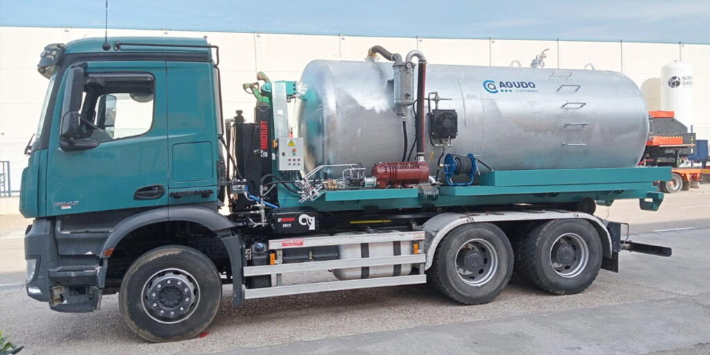 entrega-de-equipo-cisterna-gancho-de-12-000-litros-desmontable-del-bastidor